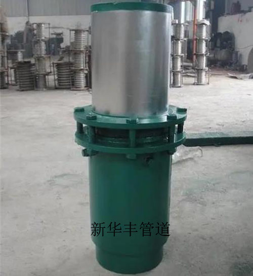 套筒补偿器要利用管道本身的弯曲角度来补偿轴向位移.jpg