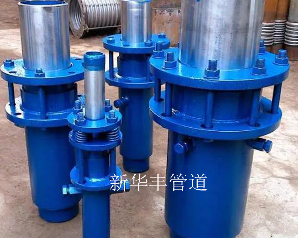 套筒补偿器安装完成后进行压抑测试确保管道后期的使用安全.jpg